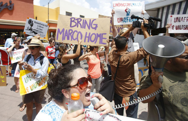 ‘Dreamers’ cross Nogales border in test of federal policy